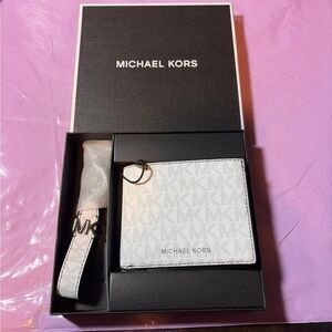 Michael Kors White wallet/keychain set
